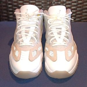 Jordan air retro 11 low. Sz men's 11. White and grey